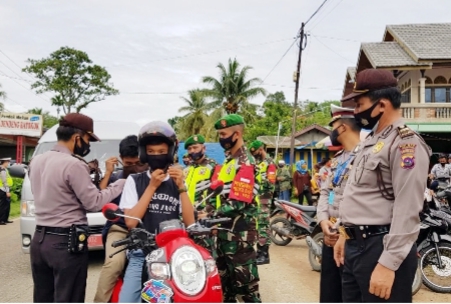 Sosialisasikan Perda AKB di Sijunjung, Pempov Sumbar Bagikan Ribuan Masker