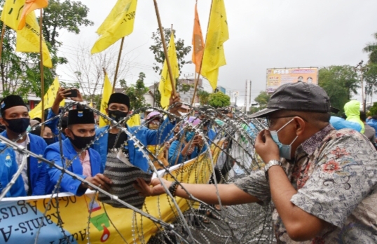Aksi Tolak UU Cipta Kerja di DPRD Sumbar Rusuh, Kepolisian Ambil Tindakan