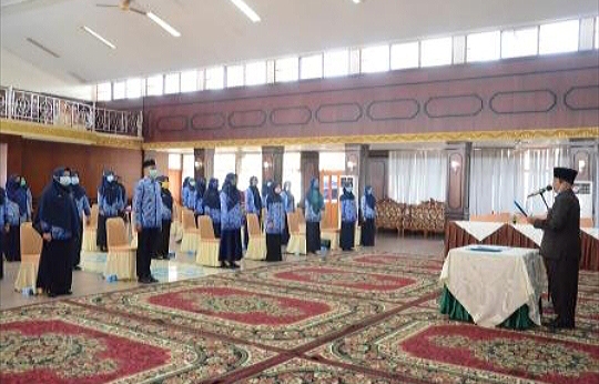 Bupati Sijunjung Yuswir Arifin Ambil Sumpah 186 CPNS Jadi PNS