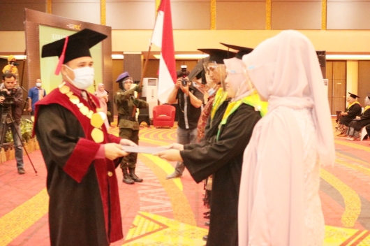 Unitas Padang Kembali Lepas 99 Wisudawan Secara Fisik