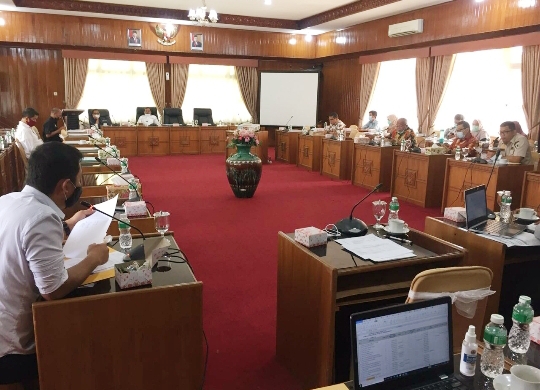 KI Sumbar Bahas Anggaran 2021 dengan Komisi I DPRD
