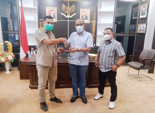 Dinilai Terbuka dalam Segala Hal, Ketua DPRD Sumbar Terima AMP Award 2020