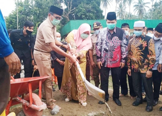Nevi dan IP Satu Sekop Letakkan Batu Pertama Pembangunan Masjid