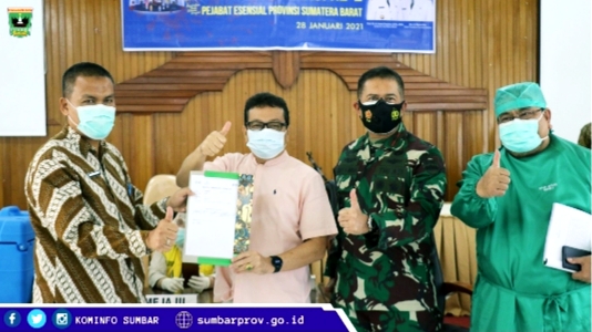 Pejabat Esensial Sumbar Disuntik Vaksinasi Covid-19 Kedua