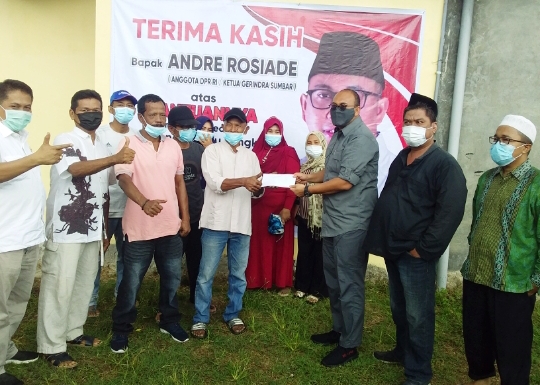 Andre Rosiade Bantu Pengecoran Lapangan Bulu Tangkis Komplek ABI Kayu Kalek