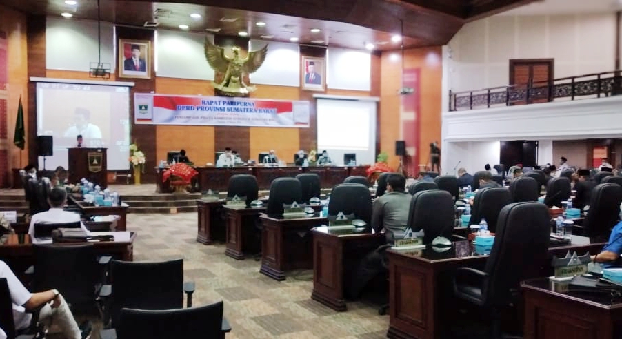 Perdana, Gubernur Mahyeldi Hadiri Sidang Paripurna DPRD Sumbar