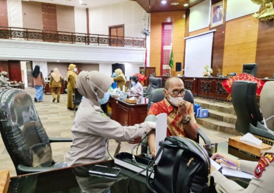 Pimpinan dan Staf DPRD Sumbar Suntik Vaksin Covid-19