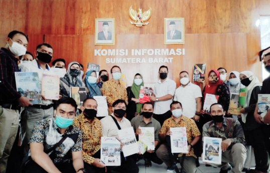 Bawaslu se-Sumbar Serentak Sambangi KI Serahkan Laporan KIP