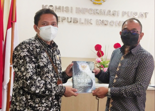 KI Sumbar Serahkan Laporan Kinerja Tahun 2020 ke KI Pusat