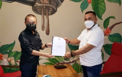 Informan Ahli Musfi Yendra Kembalikan Kuisioner IKIP ke KI Sumbar