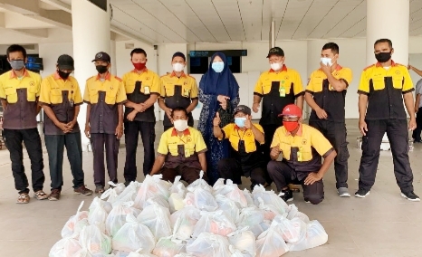 Nevi Zuairina Berbagi Paket Sembako untuk Porter BIM