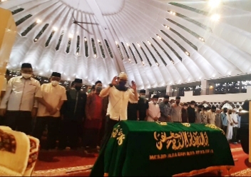 Gubernur Mahyeldi Lepas Almarhum Rusdi Lubis ke Peristirahatan Terakhir