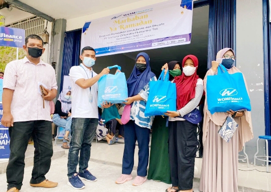 WOM Finance Peduli, Bagikan Bingkisan Ramadan untuk Janda dan Dhuafa