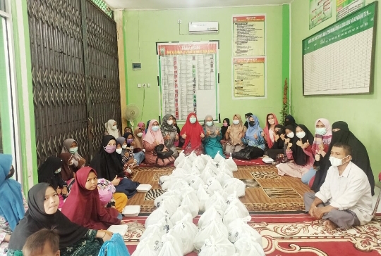 Bersama Jurnalis Perempuan, Nevi Zuairina Bagi Paket Sembako ke Panti Asuhan