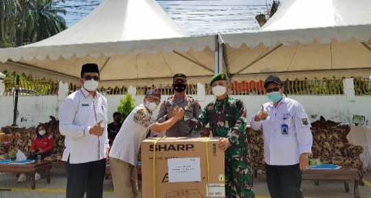 80 Kali Donor Darah, Zubir Diganjar PMI Sijunjung Mesin Cuci