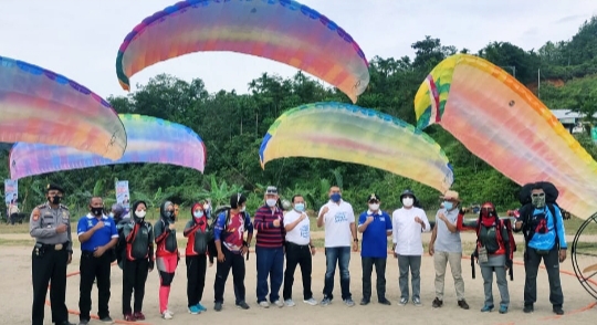 Pemanasan Jelang PON Papua, Paralayang Festival Pesona Langkisau Sukses Digelar
