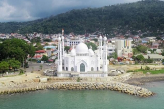 Batu Grib Jadi Spot Baru Wisata Pantai Padang