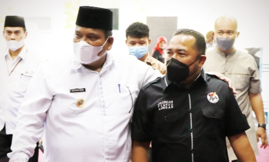 Suhatri Bur Siap Bertarung Rebut Ketum IKA Unand