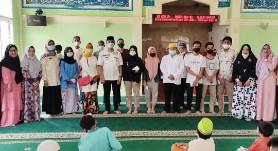 Masjid Al Quwait Banuaran Santuni Anak Yatim Melalui Jumat Berkah Berbagi