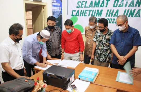 IKA Farmasi Daftarkan Rustian Jadi Caketum IKA Unand