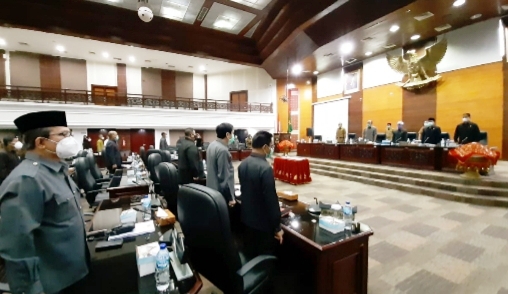 DPRD Sumbar Gelar Paripurna Bahas Pemberdayaan Masyarakat dan Mars Sumbar