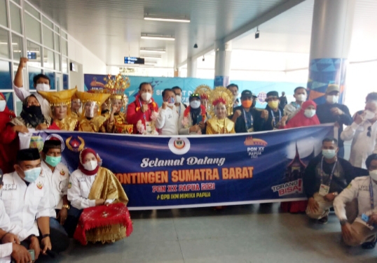 Kontingen PON Sumbar Disambut Meriah Perantau Minang di Mimika