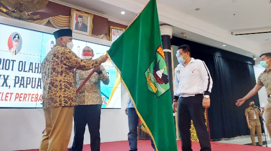 Gubernur Sumbar Melepas Secara Resmi Kontingen Sumbar ke PON Papua.