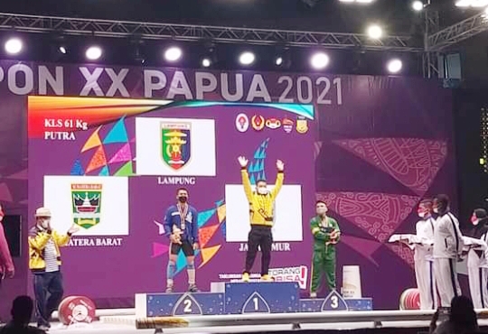 Atlet Angkat Besi Sumbar Pardani Raih Medali Perak