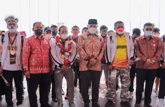 Kloter Pertama Kontingen PON Sumbar Pulang Disambut Gubernur Mahyeldi