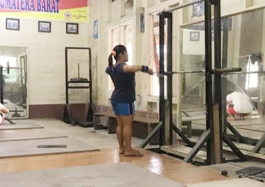 Meski Pecahkan Rekor PON, Atlet Angkat Berat Sumbar Risa Gagal Sabet Medali