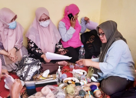 LPPM Unand Latih Sanggar Rangkiang Nagari Salayo Solok Seni Rajut