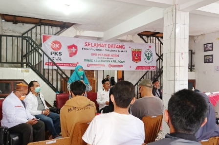 Bersama PKS Agam, Nevi Zuairina Gelar Vaksinasi Massal