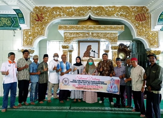 Nevi Zuairina Salurkan Bantuan TJSL untuk Masjid dan Surau
