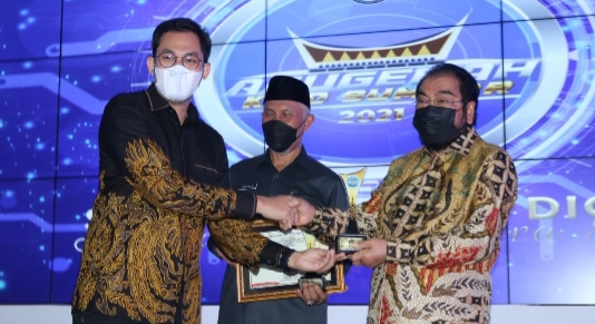 KPID Sumbar Beri Anugerah Leonardy Harmainy sebagai Tokoh Inspiratif Penyiaran