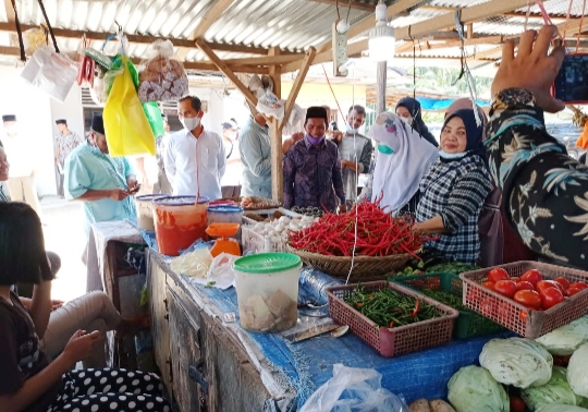 Nevi Zuairina Seruduk Pasar Tradisional Cek Kenaikan Harga Kebutuhan Pokok