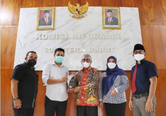 Tutup Tahun 2021, KI Sumbar Serahkan AMP Award kepada Guspardi Gaus