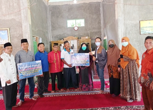 Nevi Zuairina Serahkan Bantuan Renovasi 2 Masjid di Kabupaten Pasaman