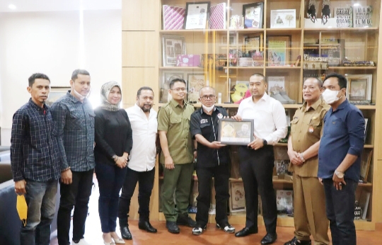 Wagub Sumbar Audy Terima Anugerah Tokoh Amazing 2021