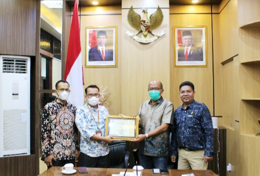 KPID Serahkan Anugerah Tokoh Inspiratif Penyiaran 2021 pada Ketua DPRD Sumbar Supardi