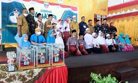 Bupati Pasbar Sabak Lihat Peserta Berlaga di Cerdas Qur’an Padang TV