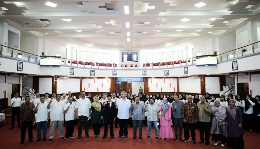Rektor Unand Serahkan SK 45 CPNS Dosen dan Tenaga Kependidikan