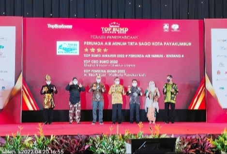 Wako Payakumbuh Riza Falepi dan Dirut Tirta Sago Khairul Ikhwan Raih Anugerah CEO TOP BUMD