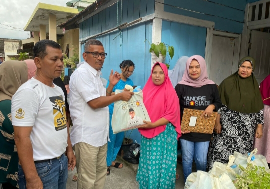 Jelang Lebaran, Andre Rosiade Bagikan Puluhan Ribu Paket Sembako