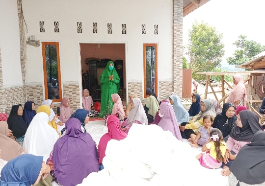 Nevi Zuairina Salurkan Puluhan Ribu Sembako untuk Warga Sumbar