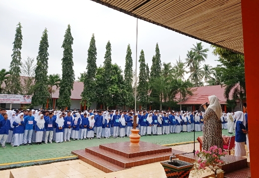 Nevi Zuairina Serahkan Beasiswa PIP di Padang Pariaman, Payakumbuh dan Agam