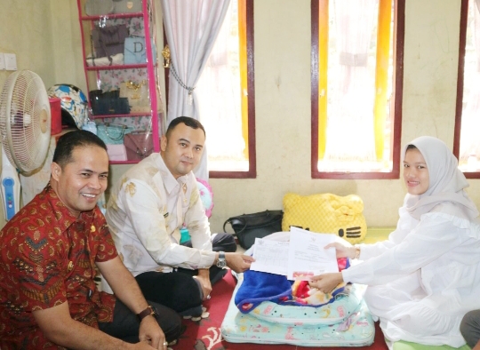 Pemkab Sijunjung Beri Kado Spesial Bayi Fazhif Dirgata Juanda yang Lahir di HUT ke-77 RI