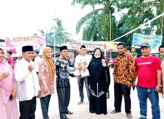 Nevi Zuairina Dukung Turnamen Bola Voli Lintas Kabupaten dan Kota di Sumbar
