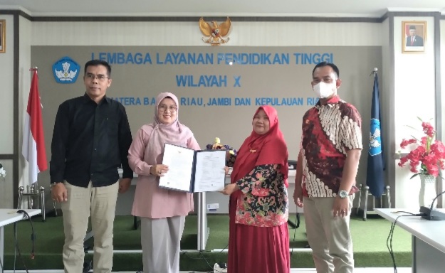 Kepala LLDIKTI Wilayah X Serahkan SK Guru Besar Dosen UM Sumbar Prof Suryani