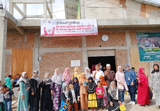 Lagi, Nevi Zuairina Salurkan TJSL di 11 Lokasi di Sumbar