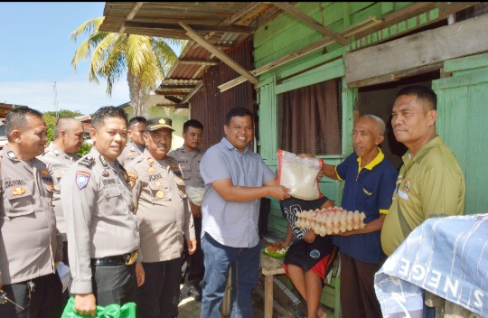 Program Jumat Berkah, Polsek Nanggalo Bersama LPM Kampung Lapai Bagi-bagi Paket Sembako